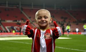 那个患癌的6岁小球迷走了，但他坚强的微笑留在了我们记忆中