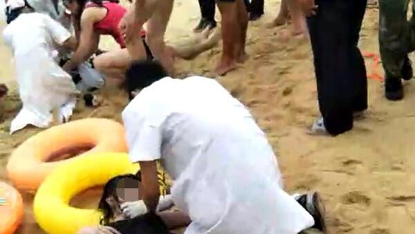 旅客非泳区玩水被海浪卷走，4死1失踪