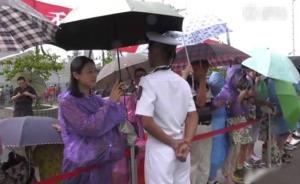 军营开放突降暴雨，香港市民为战士撑伞