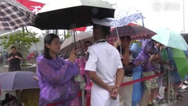军营开放突降暴雨，香港市民为战士撑伞