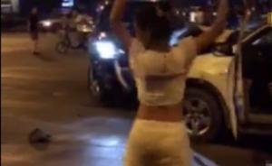 山东邹城一女司机撞人后拖行200米，下车后围着被撞者跳舞