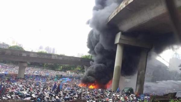 深圳：交警扣车场起火，电动车烧成骨架