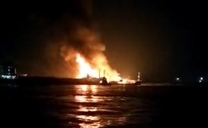 长江常州段两货轮相撞起大火，码头坍塌