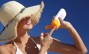 夏季汗湿后易患夏季皮炎，花露水和防晒霜要慎用