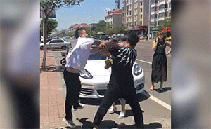 挪车起冲突,丰田霸道猛撞挡路保时捷
