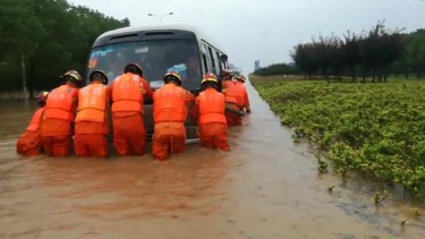 暴雨积水23人被困车内，消防水中推车