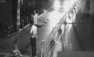 智障男童深夜躺倒马路,警方正寻找家人
