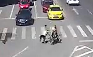 重庆一男子骑摩托撞倒协勤并将其拖行十余米，被当场控制