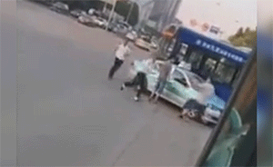 两车碰擦，公交司机持木棍与的哥互殴