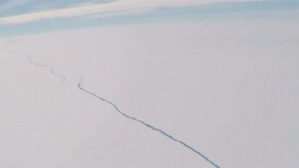 南极巨大冰山脱离冰架，面积接近上海
