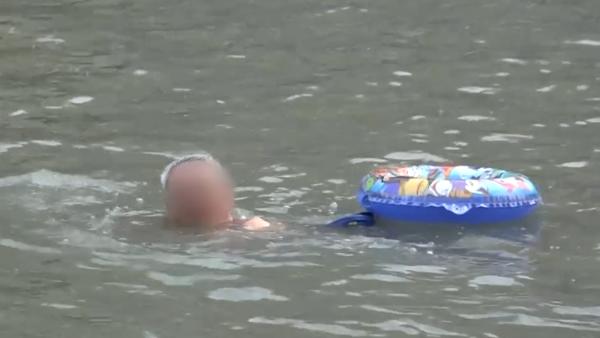 天太热了！老人带着泳圈一头扎进苏州河 