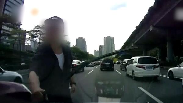 广州：男子超车不成，掰前车雨刷吐口水