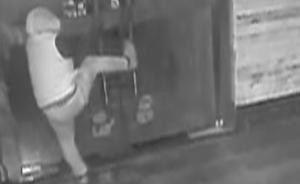 “暴力小偷”用手拉断商铺门把手再入室行窃，被监控拍下