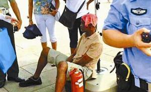 非洲游客天安门广场中暑：是一名60岁老人，哨兵打电话急救
