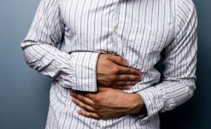 杭州小伙为养生坚持5年“过午不食”，胃里形成两个巨大溃疡