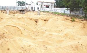 海口千亩征地沙土被盗采出售：用建筑垃圾回填，隔壁学校开裂