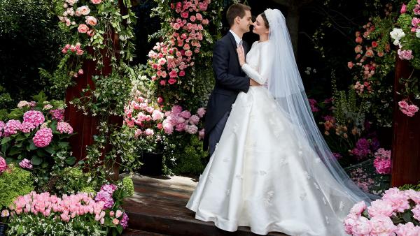 藏了俩月，全球最富90后公开婚纱照