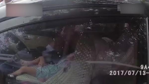 民警破窗救小孩受伤，女子埋怨砸坏车窗