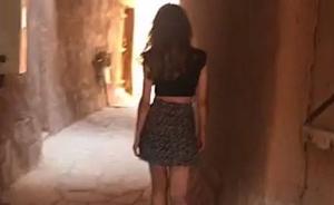 “女子穿超短裙逛沙特古城”视频引发争论，当地道德警察介入