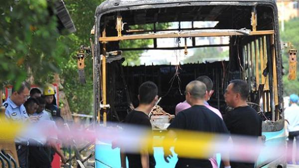 南昌被燃公交车司机：他点火，我慌掉了
