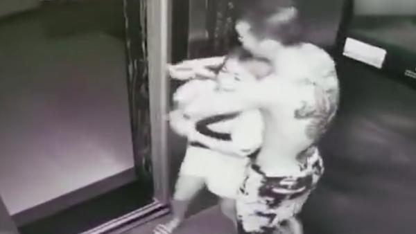 纹身男电梯持刀挟持两女，躲避保安追捕