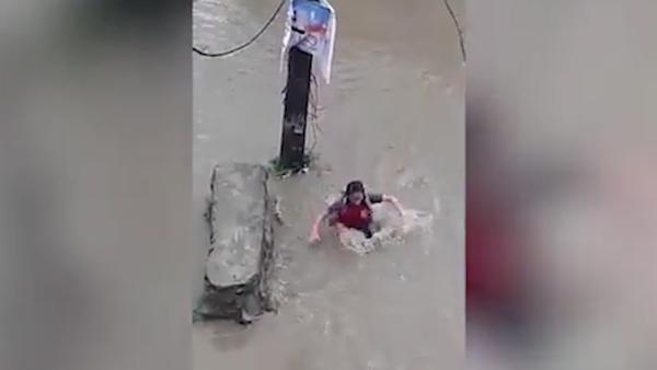 惊险！尼泊尔女孩落水后被神奇“救起”