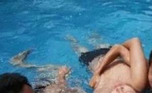 杭州一9岁男孩误入游泳馆深水区，溺水抢救12天后不幸身亡