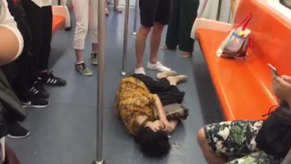 老人地铁内晕倒出血，众人合力救助