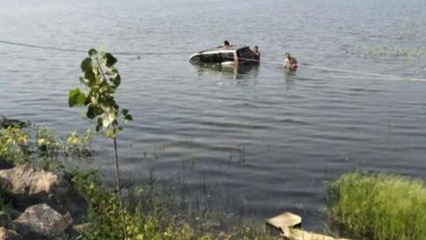 男子驾车带5个孩子冲进水库，全部溺亡 