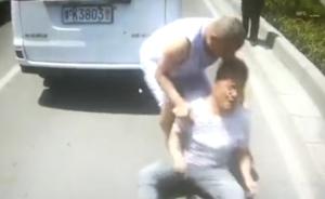 河南禹州回应“交警打人”视频：男子自己头撞警车后门还打人