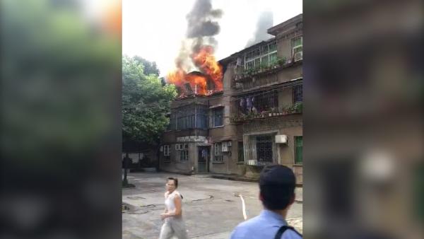 郴州一检察院家属楼起火，猛火冲破窗户