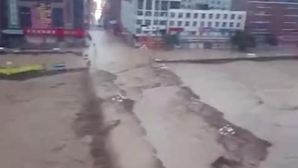 陕西绥德暴雨：水库溃坝，城区进水3米