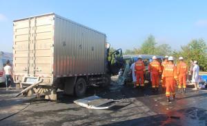 南北高速廣西欽州段一廂式貨車與面包車相撞，已致5死10傷