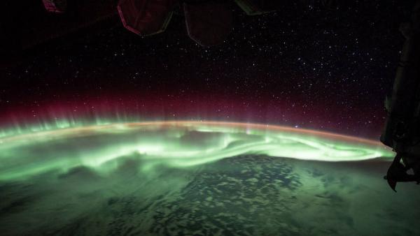 上帝视角：NASA宇航员空间站拍极光