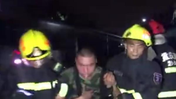 重庆：民房大火，两消防战士干呕中暑 
