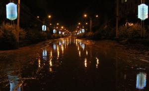夜访水灾侵袭的陕西绥德：淤泥漫过街头，汽车被淹水中