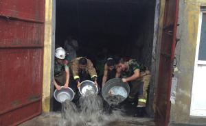 临汾暴雨一小区被淹，消防官兵用盆排水