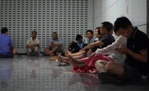 杭州地铁纳凉者:工作的地方没有空调