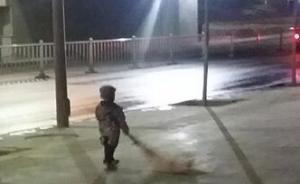 暖闻｜凌晨不到六点，西安一5岁半男孩帮妈妈扫街道