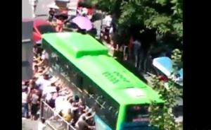 暖闻｜四川雅安一男孩被压公交车下，近百人抬车救命