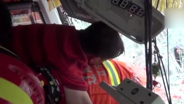 司机被卡，消防员充当“人体支架”救人
