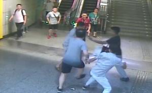 重庆一男子地铁上扒窃后逃跑，被上班途中的民警逮个正着