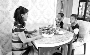 黑龙江两兄弟在学校吃住4年多：父亲失联，母亲无抚养能力