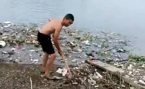 湖北赤壁一风景区内保洁员为省力把垃圾扒入湖，管委会将严处