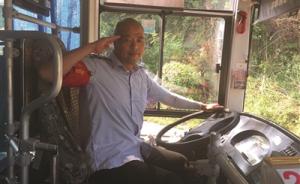 南京一公交司机坚持十几年给让座乘客敬军礼：30年前是军人