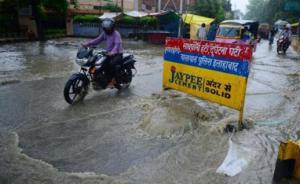印度西部水灾已致213人遇难，搜救人员持续寻找生还者