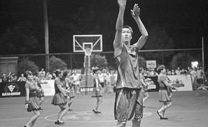 杭州一镇小伙篮球比赛广场舞大妈客串篮球宝贝：一直和谐相处