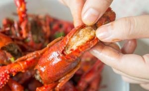 南京推出小龙虾保险：吃出横纹肌溶解症最高可获赔1.5万