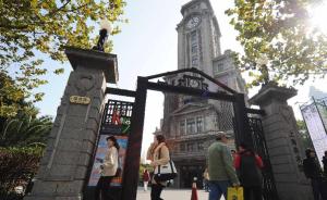 市民背藤椅捐给上海历史博物馆：这是巴金以前送我奶奶的