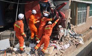 云南宾川：卡车撞毁路边民房，司机被困